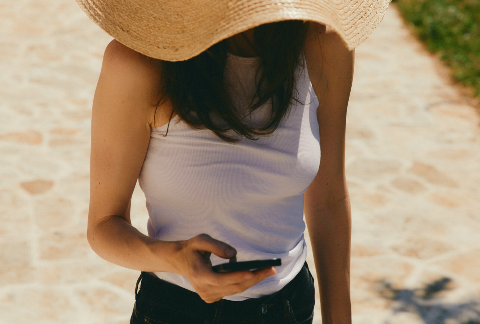 How to Stay Safe as a Solo Traveller Using Dating Apps